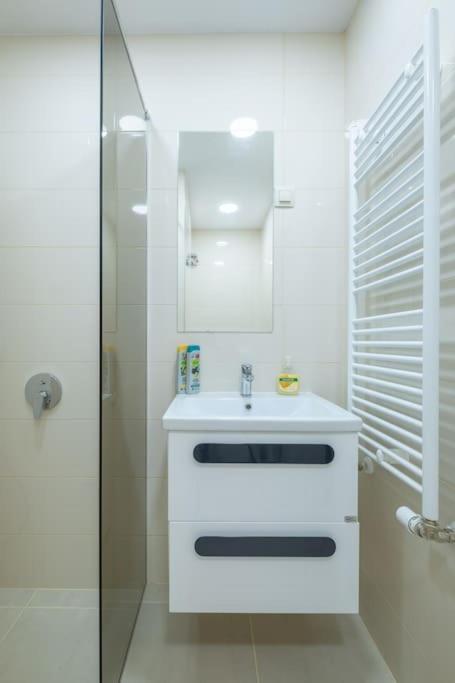 Top Location, Brand New 3 Bdrm Apt & Free Parking Sofia Exterior photo