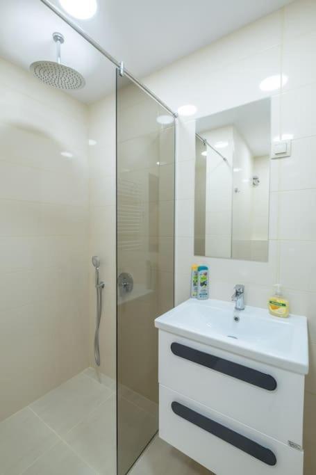 Top Location, Brand New 3 Bdrm Apt & Free Parking Sofia Exterior photo