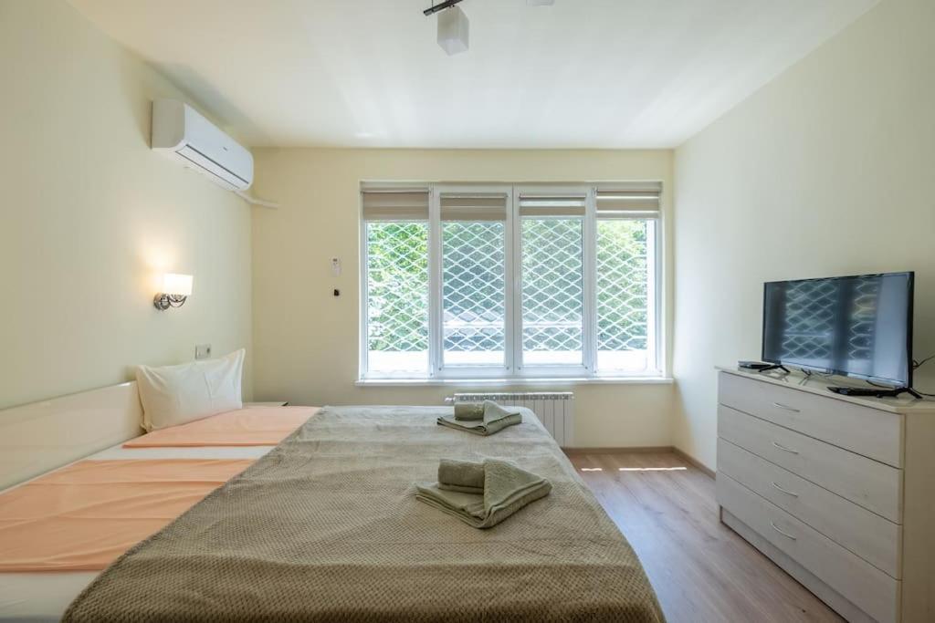 Top Location, Brand New 3 Bdrm Apt & Free Parking Sofia Exterior photo