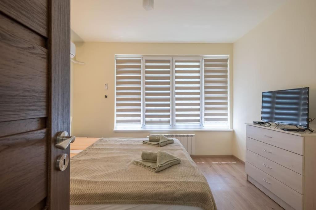 Top Location, Brand New 3 Bdrm Apt & Free Parking Sofia Exterior photo